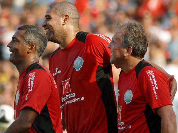 Jogadores do Flamengo trocam socos e ídolo do time saiu machucado